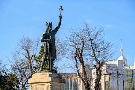 摩尔多瓦基希讷乌20年3月16日摩尔多瓦基希讷乌市中心公园入口处的摩尔达维亚大帝斯蒂芬三世14350雕像星光斯凡特中央图片