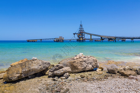 博内尔岛海盐码头和岩石支撑材料工人图片