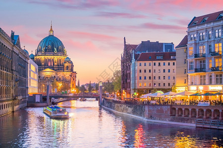 德国日落黄昏时与柏林大教堂多姆和斯普里河的柏林天线经典船旅游图片