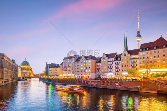 德语狂欢国日落黄昏时与柏林大教堂多姆和斯普里河的柏林天线吸引力图片