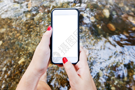 空的应用程序在森林或山流中空白屏幕的智能手机短信上发的歇斯底女孩愉快图片