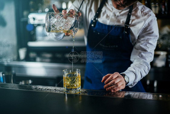 专业的酒保与OM做饮料和鸡尾酒派对苏格兰人夜店图片