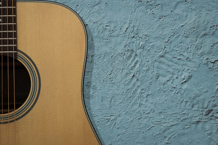 乐队吉他是一个经典仪器使用蓝色水泥背景和复制空间古典乐器图片