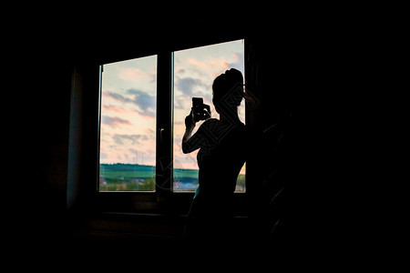 从窗户隔离概念看日落的女子休眠观光猫特点乐趣图片