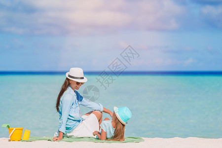 育儿女年轻美丽的母亲和可爱小女儿在热带海滩玩得开心在加勒比海滩享受暑假的美丽母亲和女儿在加勒比海滩过着愉快的时光成人图片