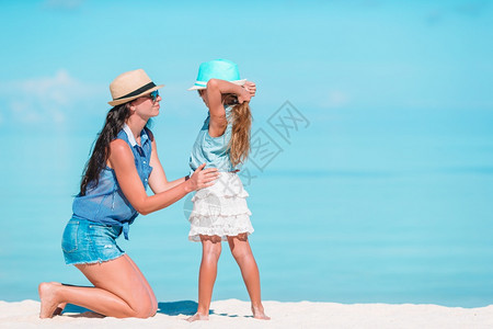 年轻美丽的母亲和可爱小女儿在热带海滩玩得开心在加勒比海滩享受暑假的美丽母亲和女儿在加勒比海滩过着愉快的时光颜色孩子人们图片