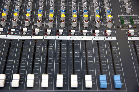 旋钮电子的音频混合控制台配有淡色器和调整knob的音频混合控制台在录音室播放乐搅拌器控制面板推子图片