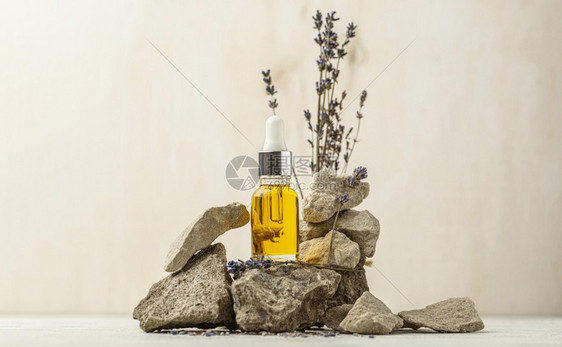 溶解和高品质的美光熏衣机油瓶安排优质美光照片概念精美的花粉包油瓶安排植物草本产品图片