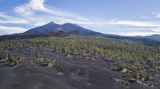 公园西班牙加那利群岛特纳里费Tenerife黑熔岩场和背面的TEide火山群空的朦胧图片