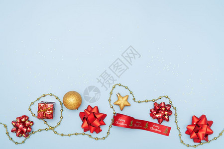 圣诞快乐概念礼品箱或装有红弓星和蓝底球的礼物箱五彩纸屑圣诞节包装图片