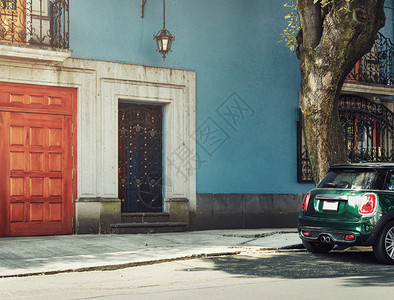 传统的晴天墨西哥城宁静的街道在阳光明媚的一天科约阿坎区屋背景图片