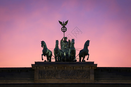 好奇心德国柏林勃兰登堡门巴黎广场雕像建造图片