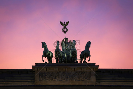 好奇心德国柏林勃兰登堡门巴黎广场雕像建造图片