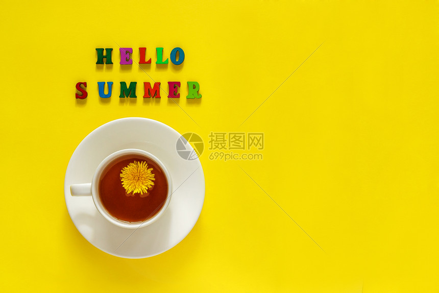 充满活力美丽的文本你好夏天的茶加丹迪利翁静生在黄色背景空间上复制平躺顶级视图概念有色图片