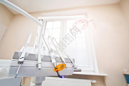 牙科诊所的治疗工具背景图片