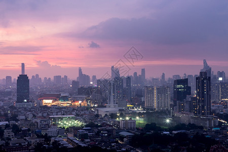 曼谷市中心区风景晚上有摩天大楼给这座城市一个现代的风格没有重点具体来说场景美丽的住宅图片