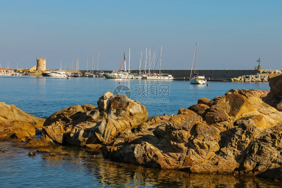 晴天海岸第勒尼安沿意大利厄尔巴岛上的马恰纳码头透明图片