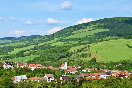 绿色公园夏季山区美丽的风景捷克白喀尔巴阡山脉欧洲草图片