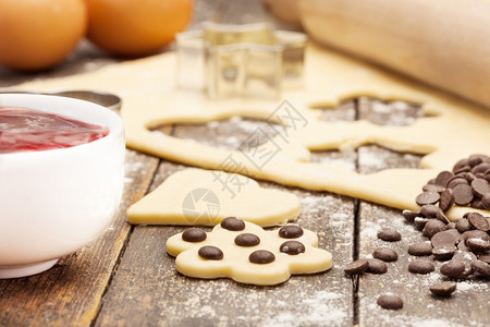 家用木制桌边做饼干的照片巧克力甜果酱图片