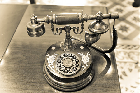 铃声接收者木制的旧桌上老电话图片