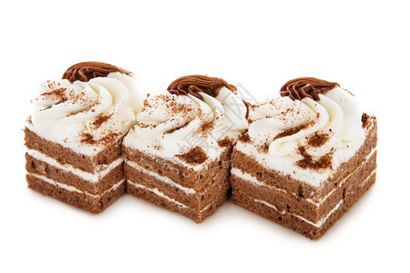庆典釉巧克力饼干蛋糕装饰着鲜奶油花在白色背景上隔绝可口图片
