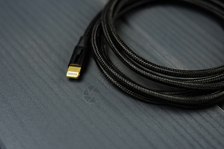 声音的力量带有电子设备连接动线拉结终端的黑面布质电缆平坦的图片