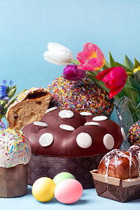 美味的烘烤糖东边蛋糕和春花东面包和蓝底鸡蛋图片