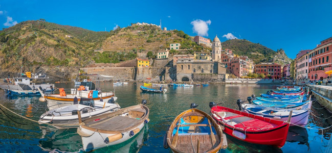 船游客海滨Vernazza的景象是意大利辛克陆地公园五座著名的多彩村庄之一图片