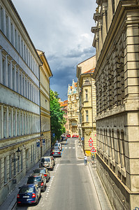 一种CZECHRepublic201年7月布拉格在阳光明媚的一天参观城市街道的游客每年吸引70万游客著名的文化图片