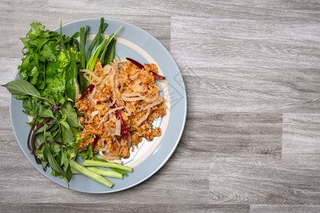 热的猪肉粉碎和盐咸蔬菜的饭碗泰国健康食物图片