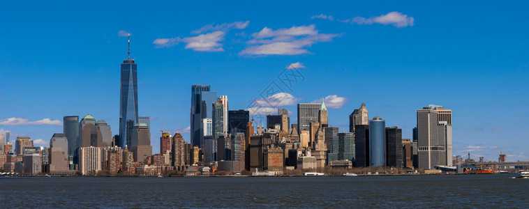 纽约克市景河边的全象位于曼哈顿下游建筑和中带有旅游概念哪一个天地点图片