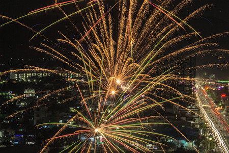 烟火城市景观黑暗的夜间城市观烟花色彩多图片