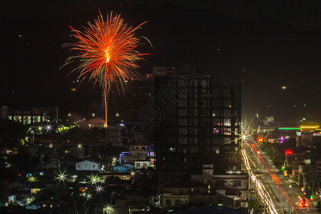 喜庆的夜间城市观烟花色彩多颜美丽的图片