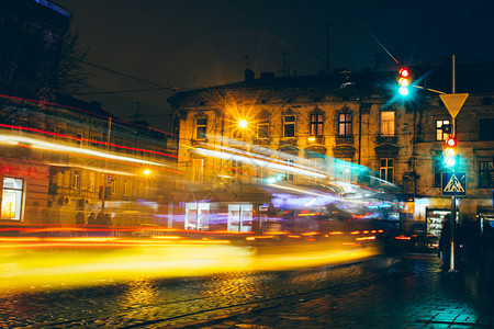 黑暗的城市晚上古建筑背景的Lviv夜车足迹乌黑图片
