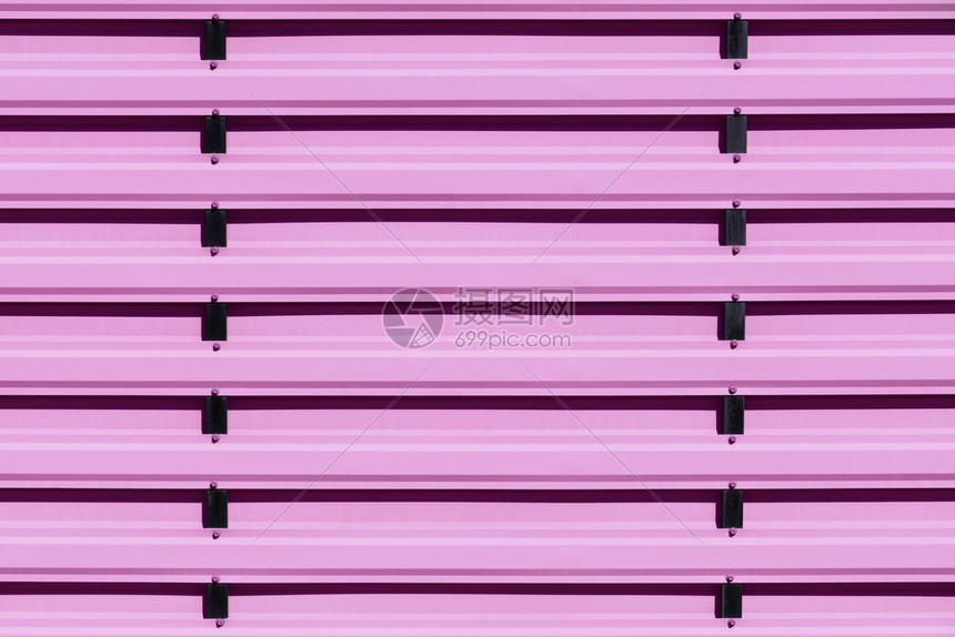 垃圾摇滚垂直的乌克兰粉片侧边金属栅栏由钢板制成用垂直黑色向导制成以粉色颜背景近身和纵向导涂漆的铁栅栏图片
