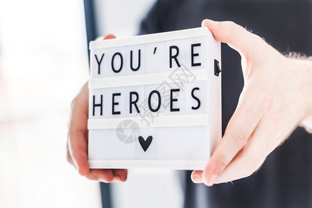 医疗的2019新型冠状与你一起拿着灯箱的人手是英雄感谢在科罗纳COVID19流行期间在医院工作的生护士和务人员的短信男图片