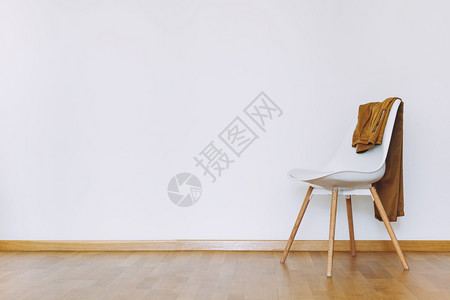 衣服中立者内部的室平墙用最起码风格的椅子上衣装模拟以木地板的空气光灯式内地背景面板和木图片