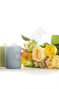 在纪念周年或情人节上用白色和复制空间垂直竖立的蜡烛和一束鲜花朵以悼念和纪死去的爱人或作为象征圣日或情人节亲爱的一种白色图片