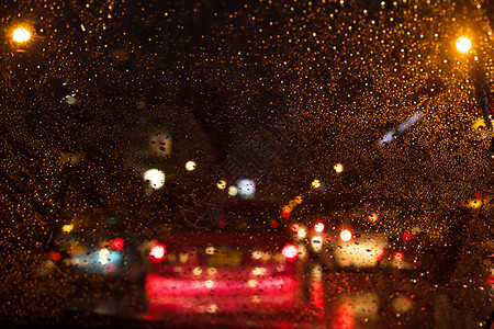 车在雨中建造驾驶高清图片