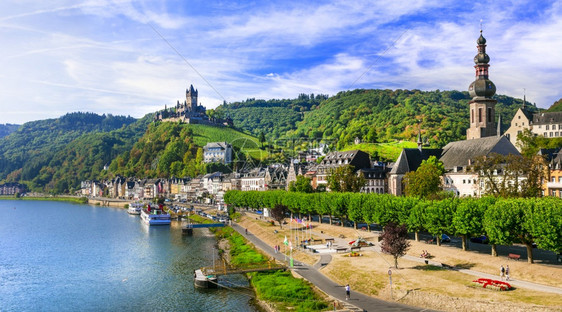 风景优美德语在国旅行在Moselle河中世纪Cochem镇热门旅游景点的河流巡航犀牛图片