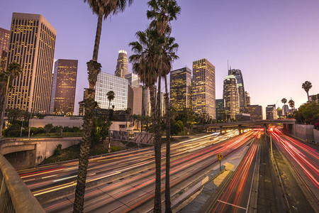 晚上洛杉矶市中心日落时有光线小径红色的城市图片