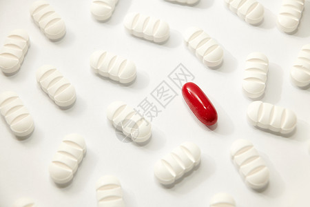 许多白色药丸红的白背景补充动机想象图片