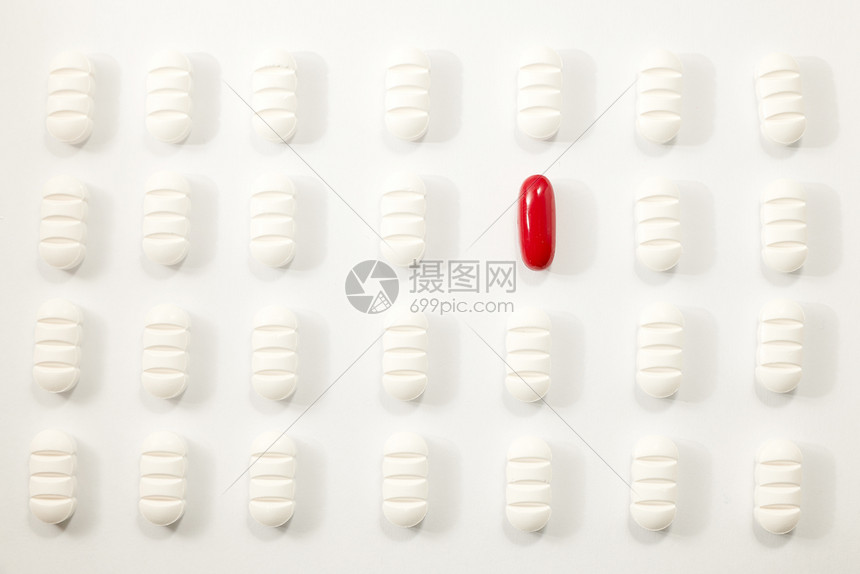 最好的维他命药物许多白色丸红的白背景图片