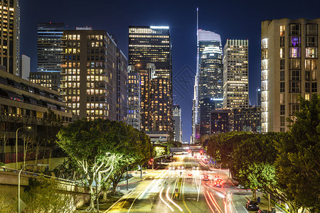 安吉利斯摩天大楼金融的洛杉矶市中心晚上有车交通灯路迹图片