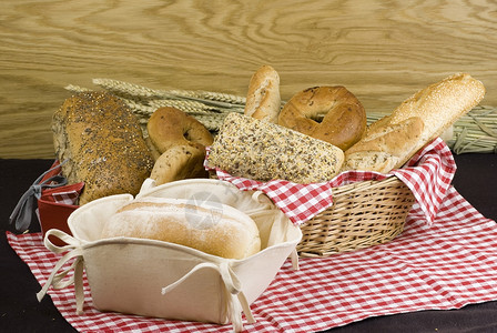 不同的白色食物不同种类新鲜烤面包篮子中各式样图片