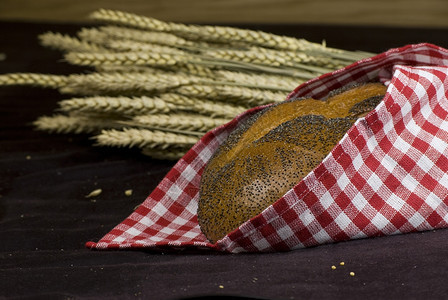 吃饮食不同种类的新鲜烤面包篮子中各式样纤维图片