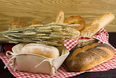 不同种类的新鲜烤面包篮子中各式样白色的食物种子图片