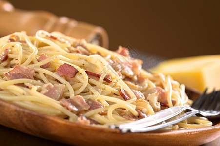 肉重点午餐SpaghettiallaCarbonara在木板上服务选择焦点餐三分之一图片