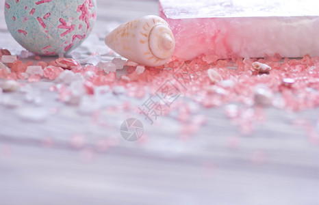 成套工具配件关心淋浴贝壳缝手工制肥皂棒和以木的粉色温水盐作为身体护理用木本底板重点放在护理用木制背景上图片