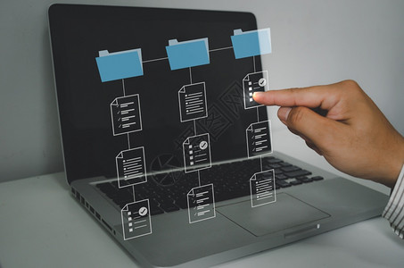 文档管理系统DMS商人在笔记本电脑线文档数据库上工作企业互联网技术概念使用权平台员工图片